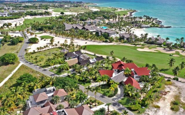 Ocean and Golf View 5-bedroom Villa With Unique Tropical Style