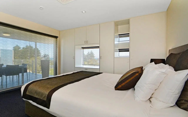 Mullaloo Beach Hotel & Apartments