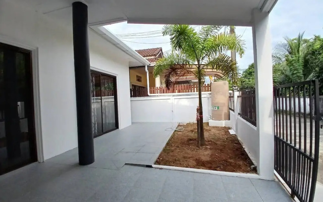 White House With 2br-1bath Near Kathu Water Fall