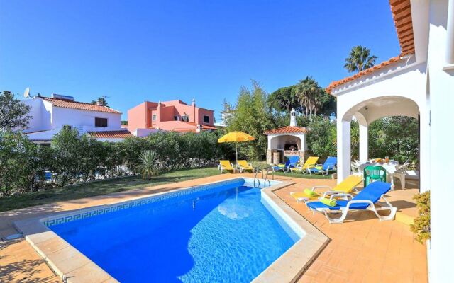 Spacious 4 Bedroom Villa, Private Pool, Free air Conditioning and Wifi
