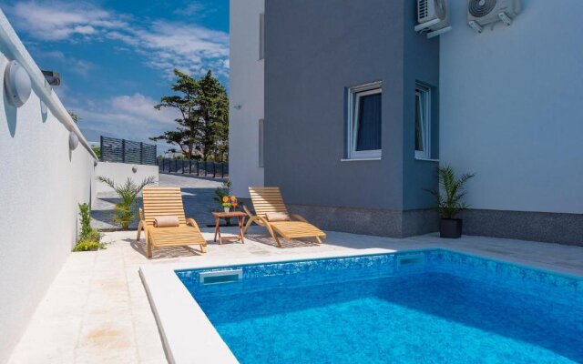 Villa Star 5 a centrally located ap. with a pool
