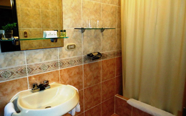 Leon De Oro Inn & Suites