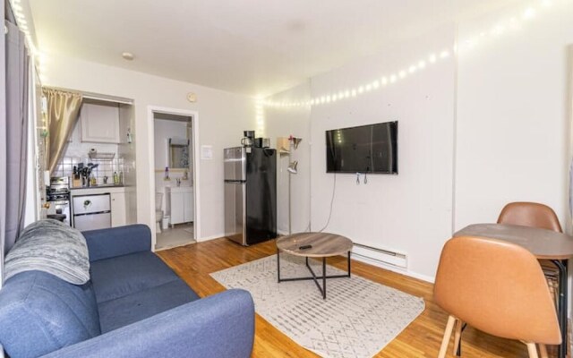 Lovely 2 Bedroom Cozy Monthly Apartment