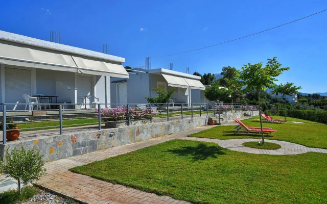 Eretria Cozy Home - Spacious Garden Retreats