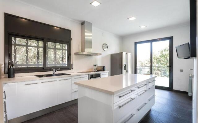 Vila Burriac ,Sunny, Spacious , Private Pool
