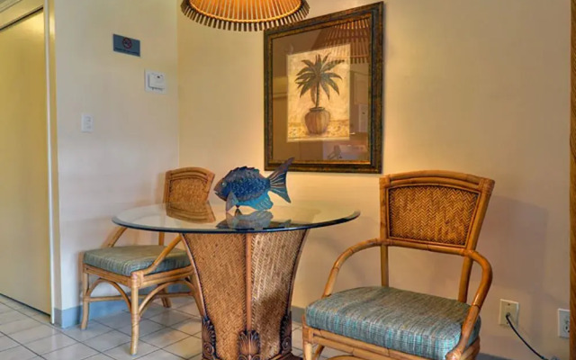 Lahaina Shores #522 Studio Bedroom Condo by RedAwning