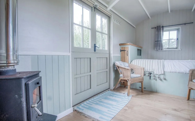 Haven View - 1 Bed Shepherds Hut - St Ishmael's