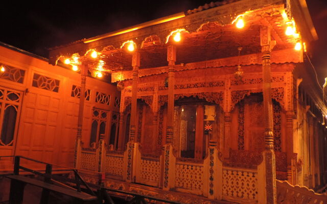 Young Bombay Group Of Houseboats