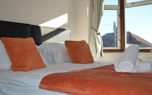 Colindale/sleeps7/privategarden/3br/freeparking/
