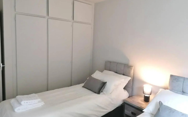 3 Bed Private Bungalow Close to Amenities, Wifi, Parking