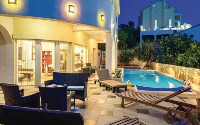 Beautiful Home in Pag With Wifi and 6 Bedrooms