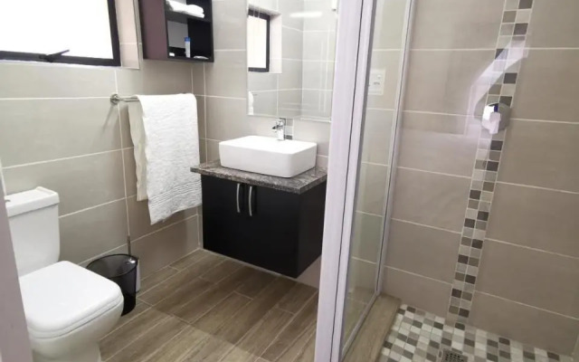 Lucolo Palace B&B - East London