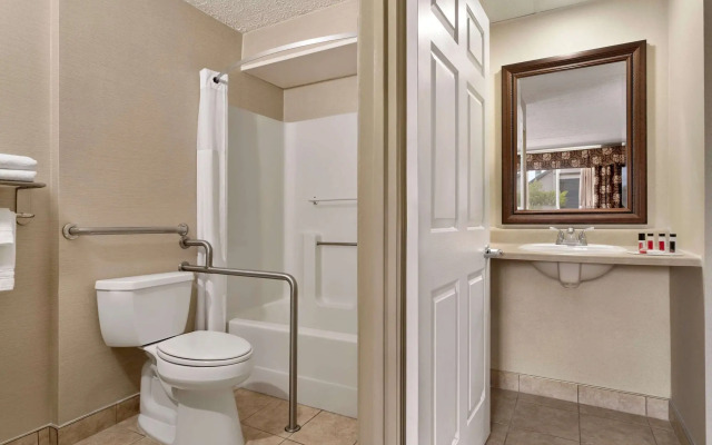 Spark by Hilton Portland Airport Maine Mall