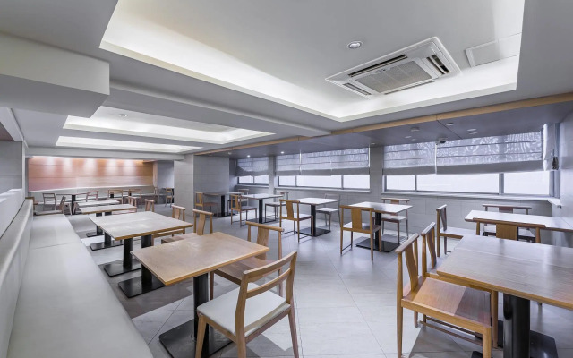 JI Hotel Shanghai Yan'an Road