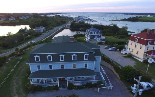 Payne's Harbor View Inn