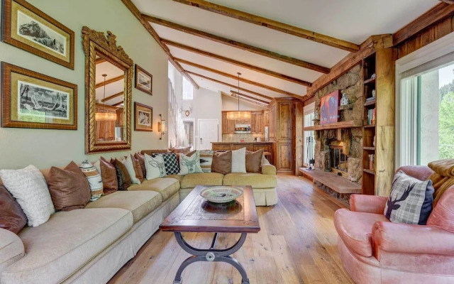 Mountain-view Vail Condo w/ Balcony + Gas Grill!