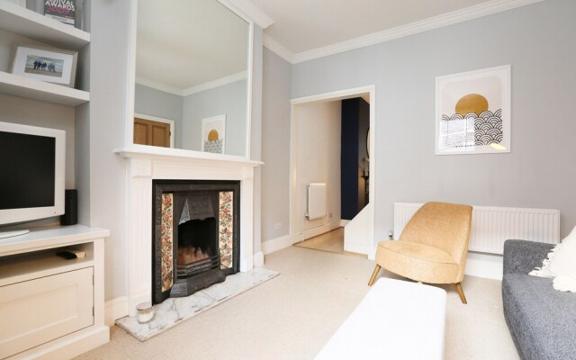 Elegant 2BD House in Colourful Cliftonwood