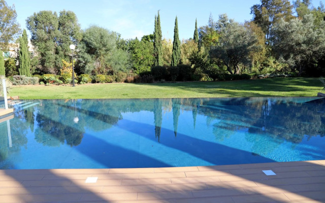 Country Club By Garvetur