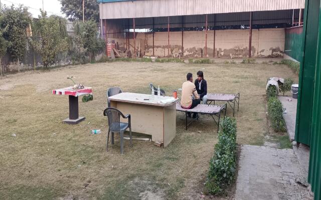 OYO HOME 84041 Hotel Friontier