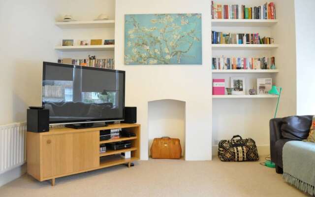 Bright 2 Bedroom Apartment in Battersea