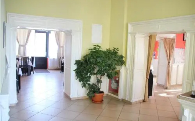 Astoria Hotel & Restaurant