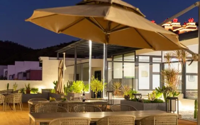 Fuxian Lake Pinyue Hotel