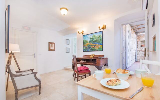 Steps Old Town Apartments by Irundo