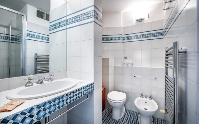 YiD elegant near tramvia