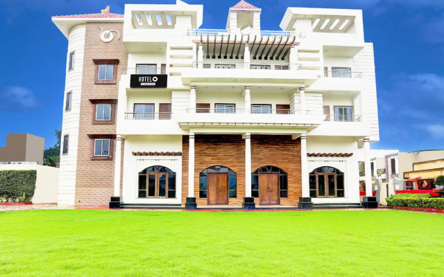 OYO 27960 Hotel Divya Sai Palace