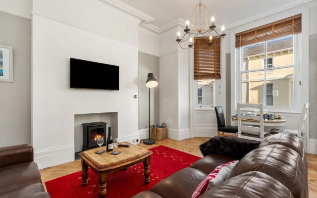 Spinnaker - Close to Town Sea Views