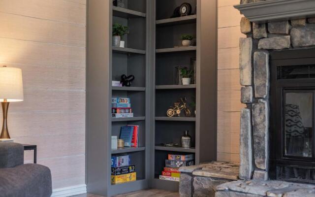 Charming Getaway near Tweety Bird Trail Backyard