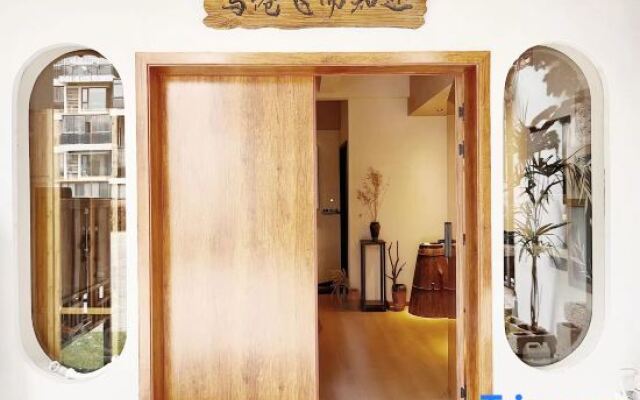 Weary people go back home