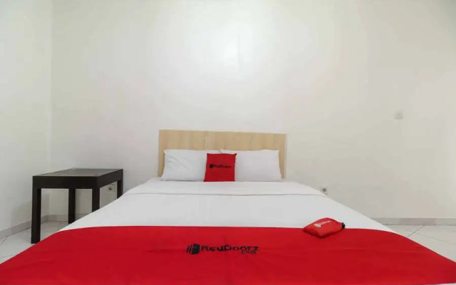 RedDoorz Syariah near Ragunan Zoo 3