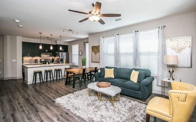 Rooftop Pool, Views, Close to Shops & Dining 1131