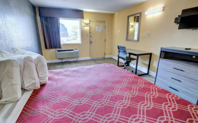 Econo Lodge at Military Circle