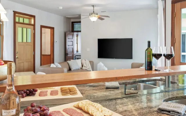 Urban Cowboy Villas - Heart of 704