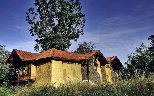 Pugdundee Safaris - Kanha Earth Lodge