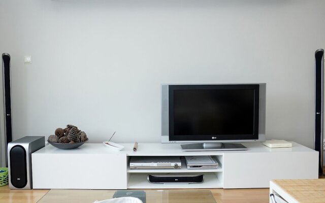 FM Luxury 1-BDR Apartment - Into the Woods