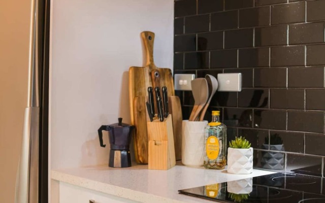 Modern 1 Bedroom Apartment With Spacious Courtyard in CBD
