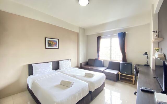 Spacious Studio Room at Pinewood Apartment