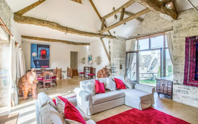 Classical Cotswolds Barn Conversion by Nature Rese