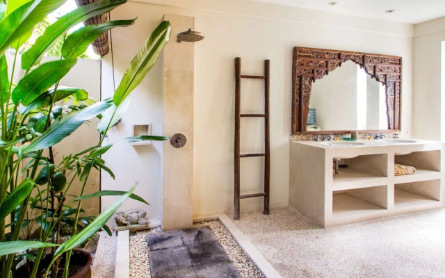 Luxury Villa in Bali near Beach, Bali Villa 2077 – Guest Rooms – Kerobokan Kelod