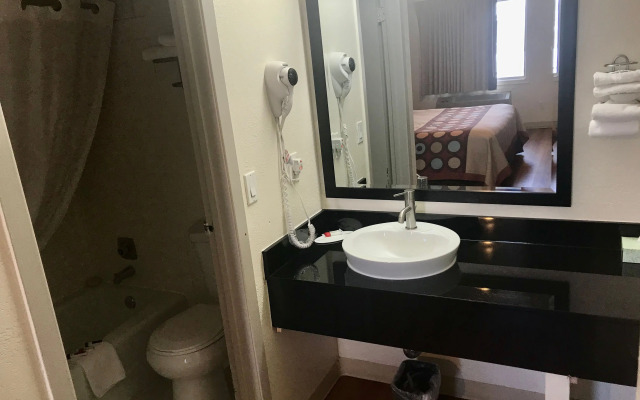 Travelodge by Wyndham Bakersfield