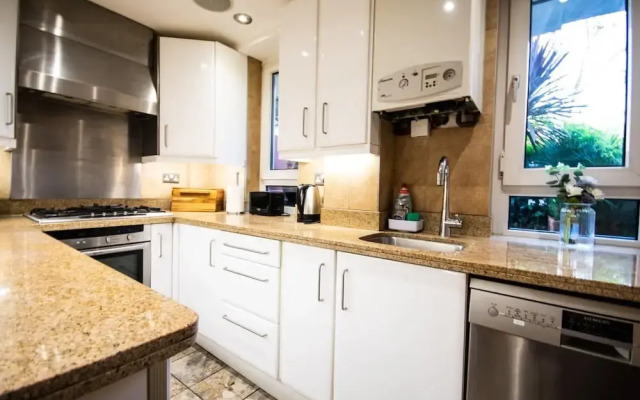 2-bedroom Tower Bridge Apartment Private Terrace for 6, London