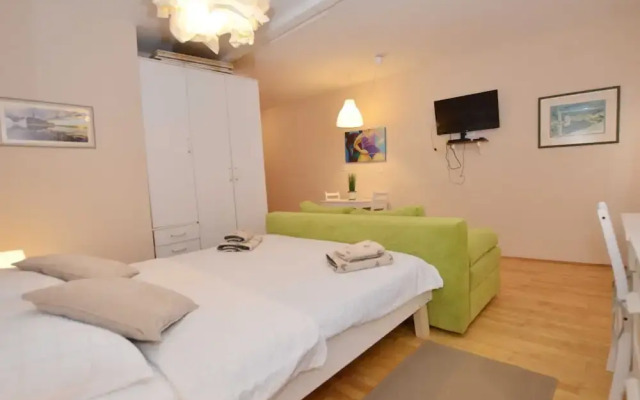 Simple and Sunny Studio Apartment