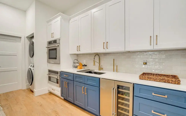 3,200-sq-ft Hideaway 5 Mi to Downtown Sarasota!