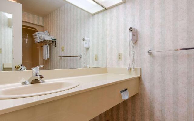 Quality Inn Breeze Manor