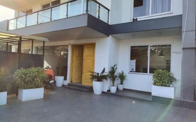 Saltstayz Select - Near Sohna Road City Center