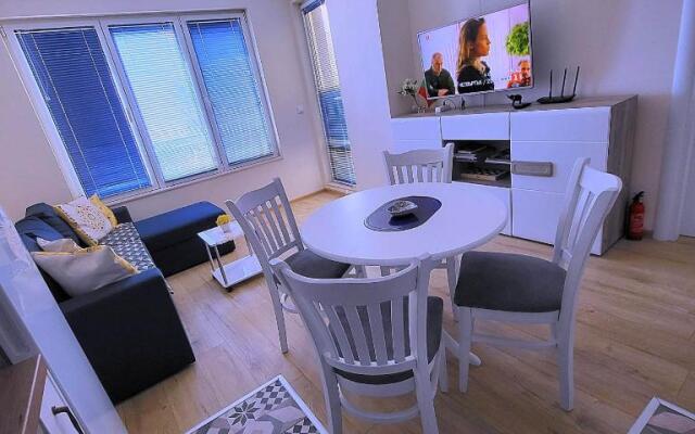 Comfy & Quiet 2 Bed Flat, Great Location, Parking