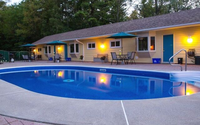 The Pinewood - Adult Getaway by the Lake